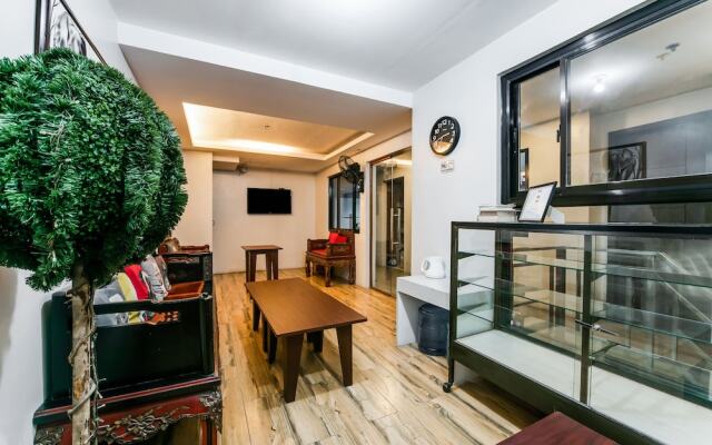 OYO 136 Regal Residences