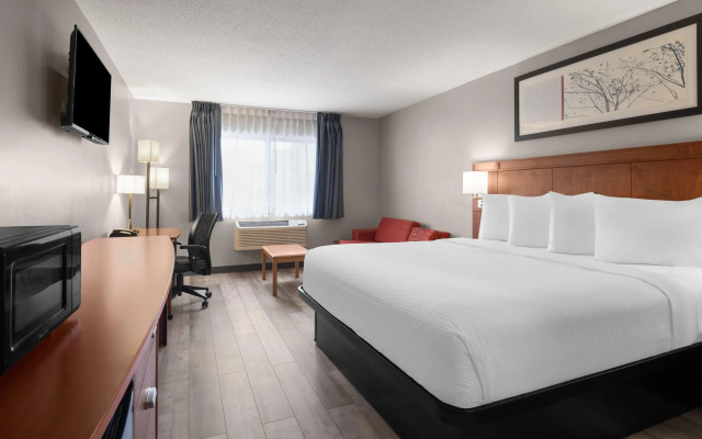 Travelodge by Wyndham Fargo West Acres