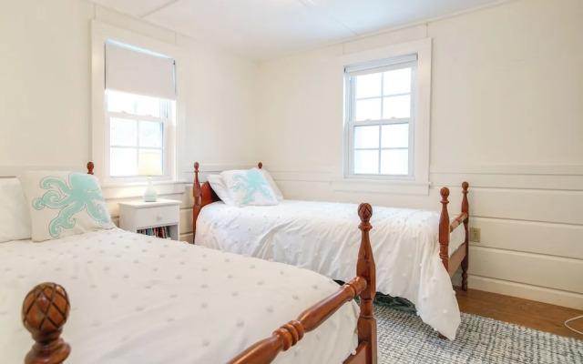 Walk to Beach: South Chatham Home