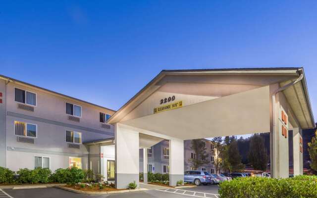 Super 8 by Wyndham Roseburg