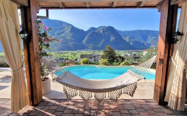 Valley View Pool Apartment