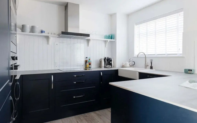 Beautifully Refurbished 4-bed Beachside Retreat