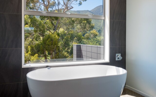 Bell Bird Ridge Holiday Home - Ocean & Valley Views