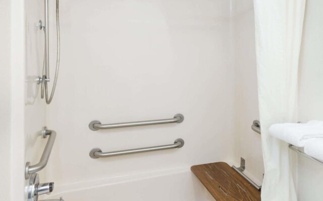 Super 8 by Wyndham Kinder LA