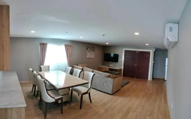 The Lux Ladprao 10