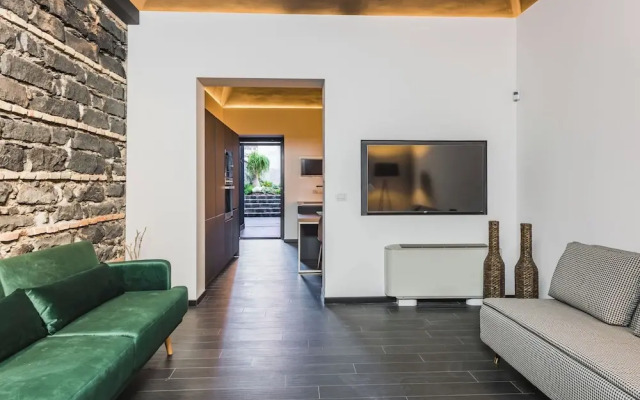 Leone Apartment with Garden