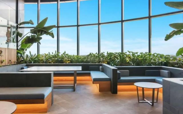 2BR Luxury Skytower Views CBD Pool Gym Netflix