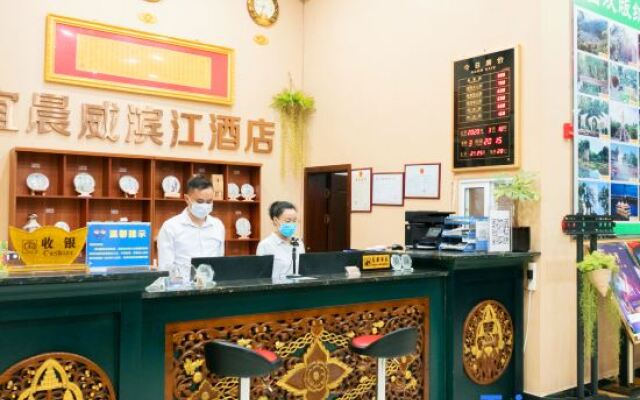 Yichenwei Binjiang Hotel (Xishuangbanna Splashing Plaza)