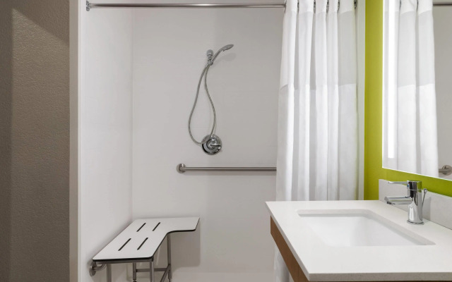 La Quinta Inn & Suites by Wyndham Shawnee