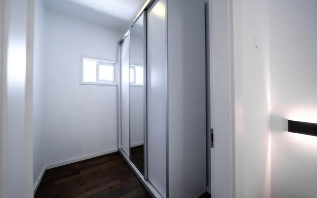Spacious 4BD House w Pool in Hezliya