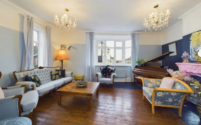 Unique 2 bed Leigh-on-sea- With Real Piano