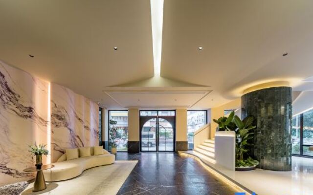 Shanghai People's Square Nanjing East Road Pedestrian Street Treasury Hotel