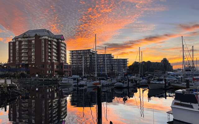 Coast Victoria Hotel & Marina by APA