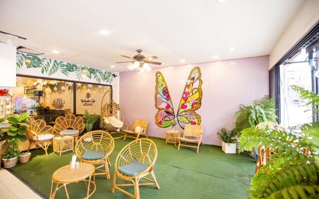 RedDoorz The Readers Cafe and Rooms