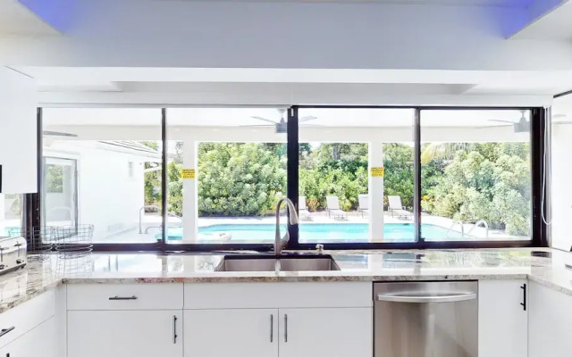 Villa Shapira 6BR Designer Home w Pool