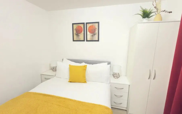 Free Parking/city Centre/long Stay/local Stores