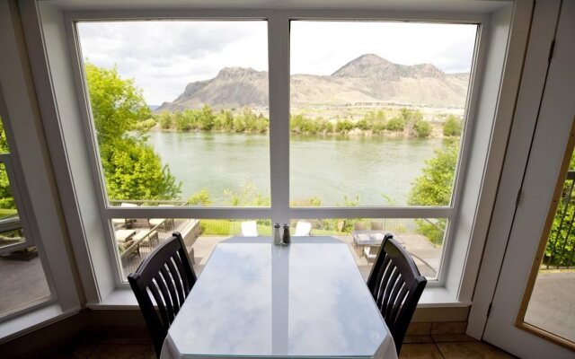 Riverland Inn & Suites