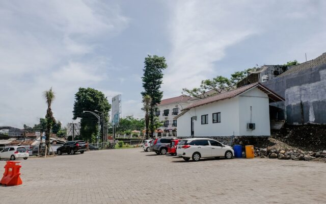 OYO 1352 Jember Town Square Residence