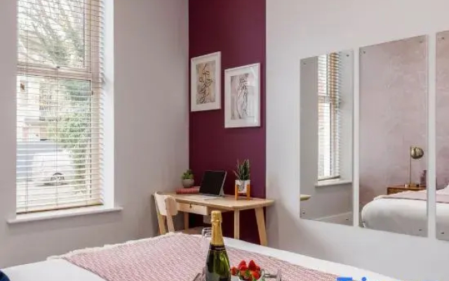Spacious Seaside 2-Bed Apt w/ Free Gym & Parking