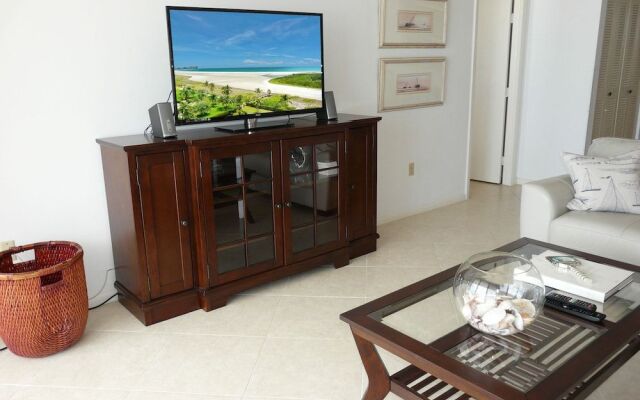 Eye-catching Beachfront Condo With Pool and Nice Views