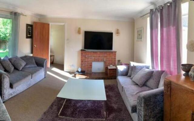 Captivating Bungalow With Garden in High Wycombe