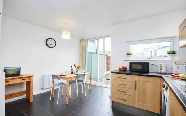 Dellehomes Remarkable 4-bed House in Manchester