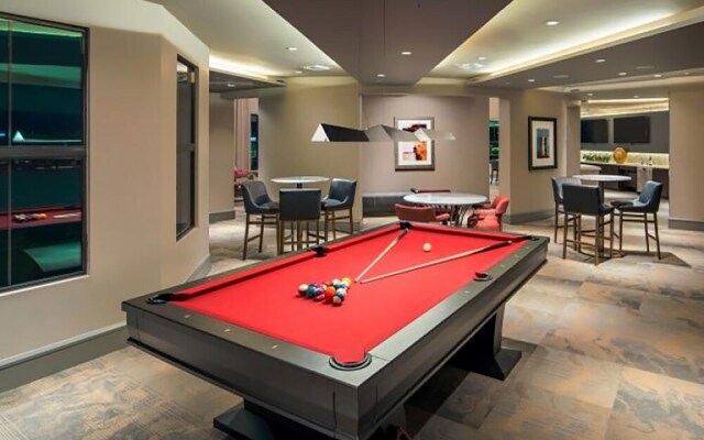 Rooftop Pool with Views-King Beds-Parking 1123
