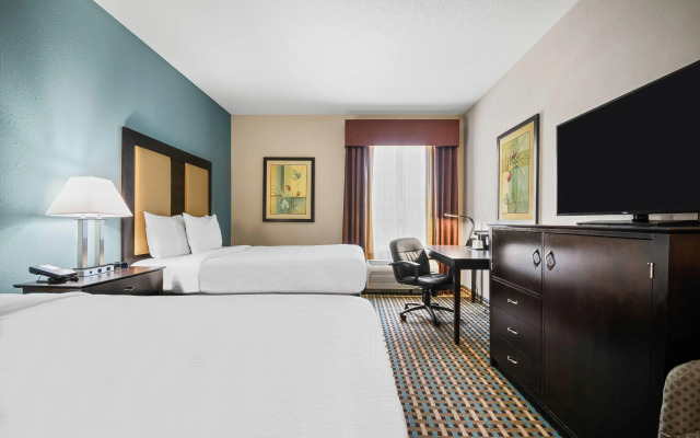 La Quinta Inn & Suites by Wyndham Stonington-Mystic Area