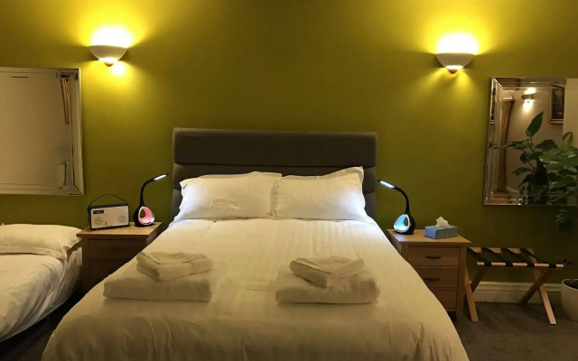 OYO Oakcroft Guest House Manchester Airport