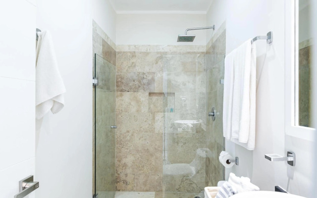 Ultra Luxury Condo, Rooftop Pool and HIGH SECURITY, Viva Residence