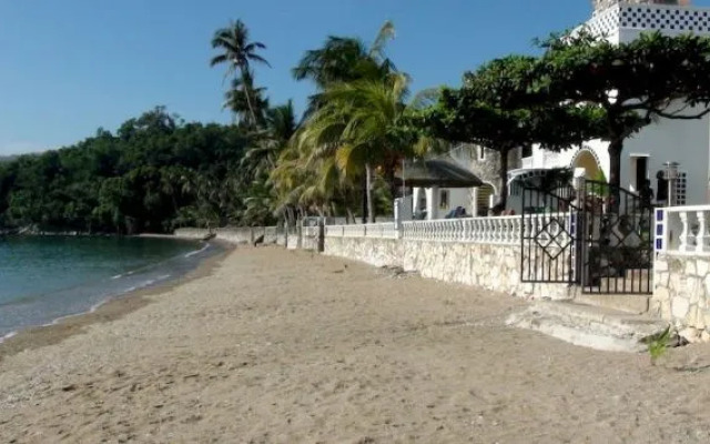 Squares Beachfront Apartments
