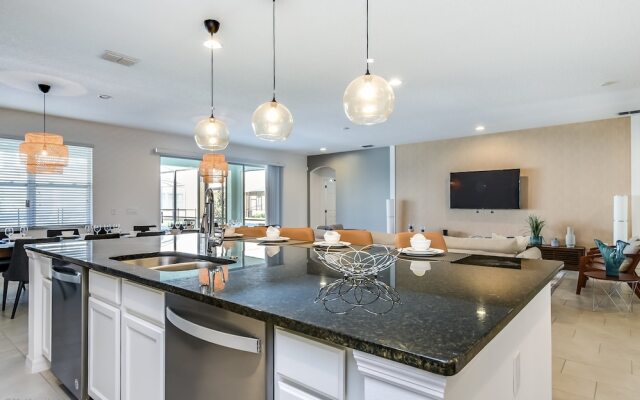 14 Bdrm 11 BA Sleeps 30