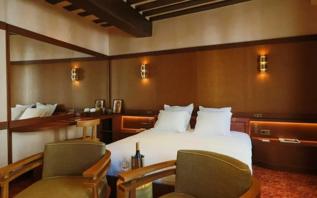 Confidential Suite 6, a Stone's Throw From the Louvre