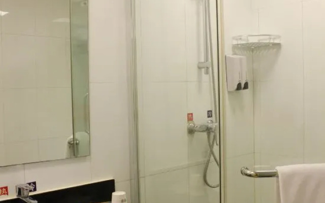Home Inn (Weihai Wanda Plaza Haibin Road Crown Bathing Beach)