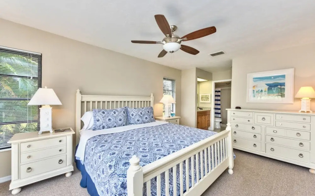Rovigo Vacation Rental: Spacious Retreat with Panoramic Lake Views in Kings Lake. 4-BR, 4-Bathroom Home with Private Pool, just 3.4 Miles from the Vibrant Fifth Avenue South and Naples Attractions