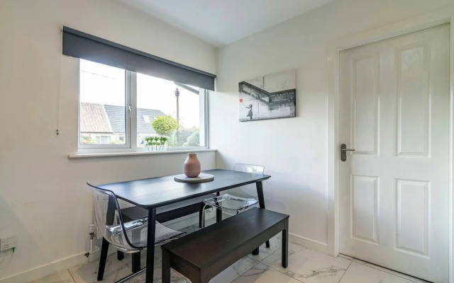 4br-sleeps8-privategarden-freeparking