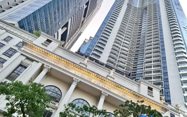 Thompson Suites BGC (Uptown Parksuites)