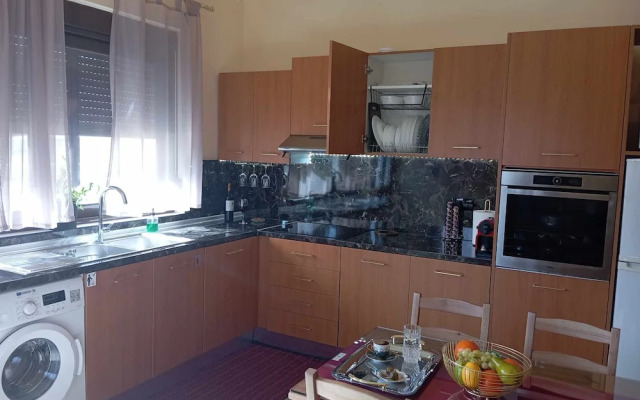 Casa Terra is Near Hillside Area Airport Beach