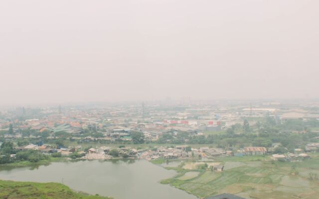 Big And Cozy Studio At Azalea Suites Apartment