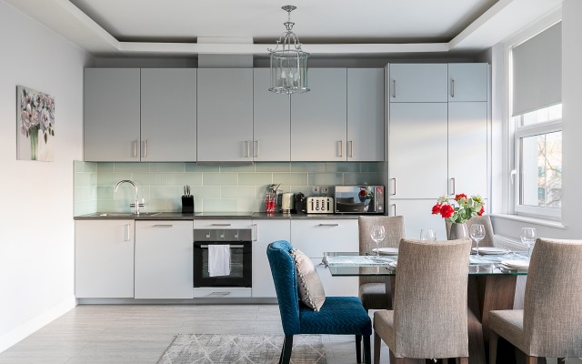 Stylish Modern 2-bedroom Apartment on Cromwell