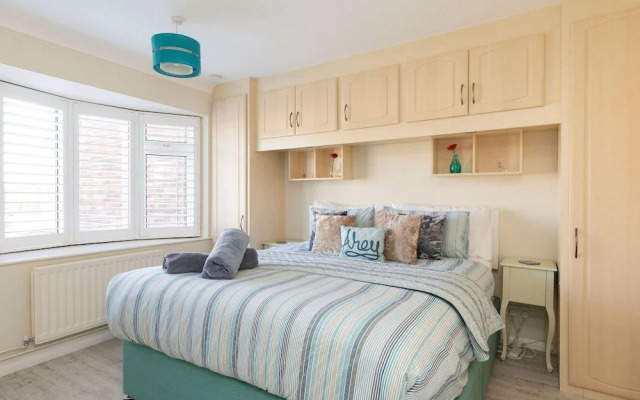 Seaside Retreat - Five Minutes to Beach Village
