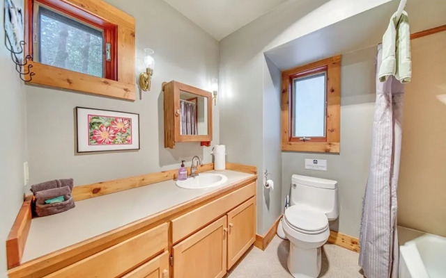 Riverfront Skykomish Cabin w/ Private Hot Tub!