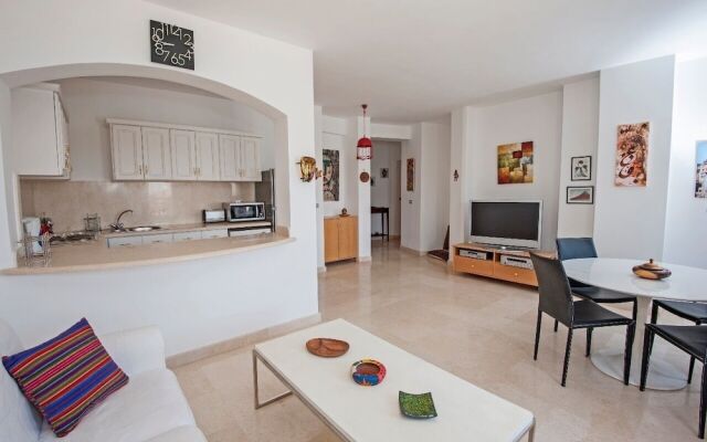 Apartment Overlooking Pool & Lagoon