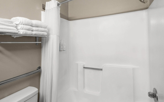 Travelodge by Wyndham Fargo West Acres