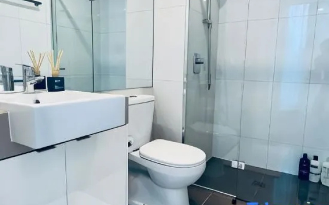 Stylish Southbank apartment Plus free parking for 2 cars – Bathroom – Melbourne