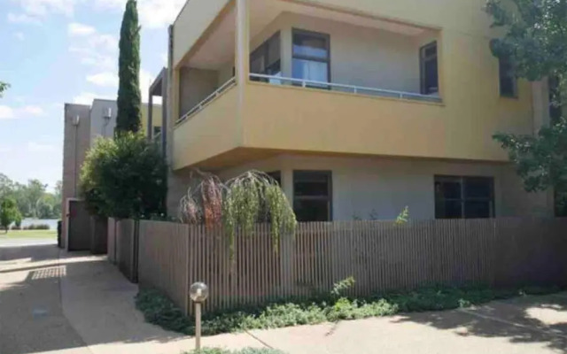 Lovely 2 bedroom apartment across from Shepp Lake.