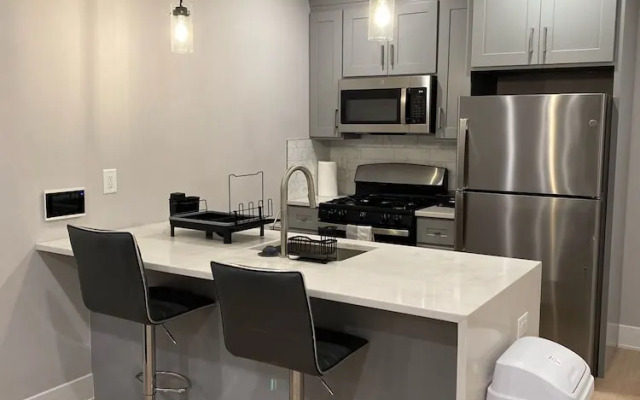 Modern 1BR 1BA Apartment