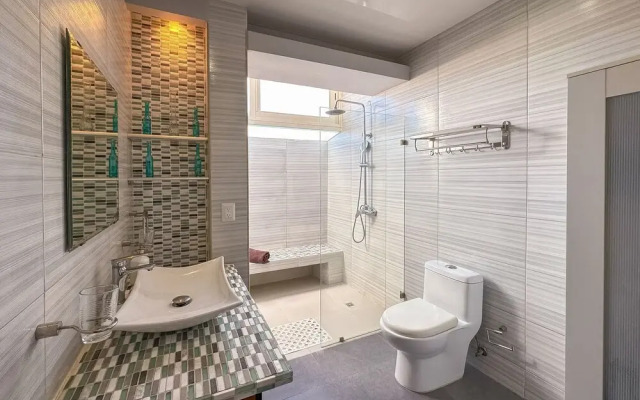 Gorgeous 1 BR PH Apartment w Jacuzzi