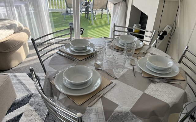 Seaview Caravan 2 Bedroom Sleeps 6 -wifi -smart Tv