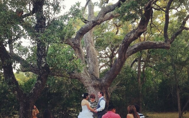 Twelve Oaks Hill Country Inn